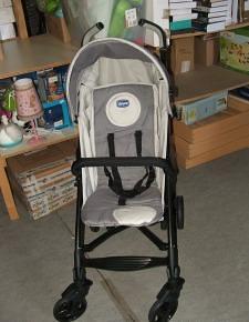 Chicco LiteWay ernyőre csukható sport babakocsi Szürke karfával Chicco LiteWay ernyőre csukható sport babakocsi Szürke karfával