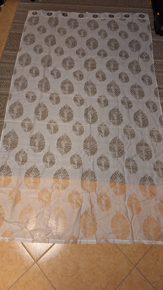 Krémfehér levél mintás dekor függöny 140 x 240 cm Krémfehér levél mintás dekor függöny 140 x 240 cm