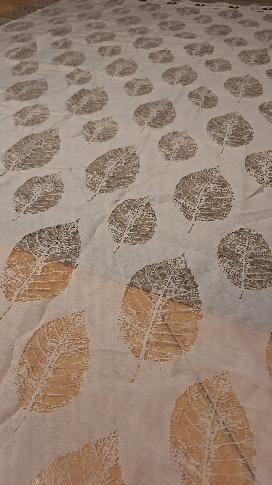 Krémfehér levél mintás dekor függöny 140 x 240 cm Krémfehér levél mintás dekor függöny 140 x 240 cm