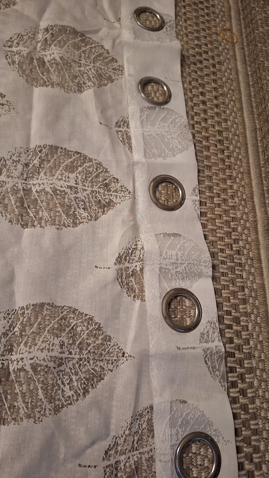 Krémfehér levél mintás dekor függöny 140 x 240 cm Krémfehér levél mintás dekor függöny 140 x 240 cm