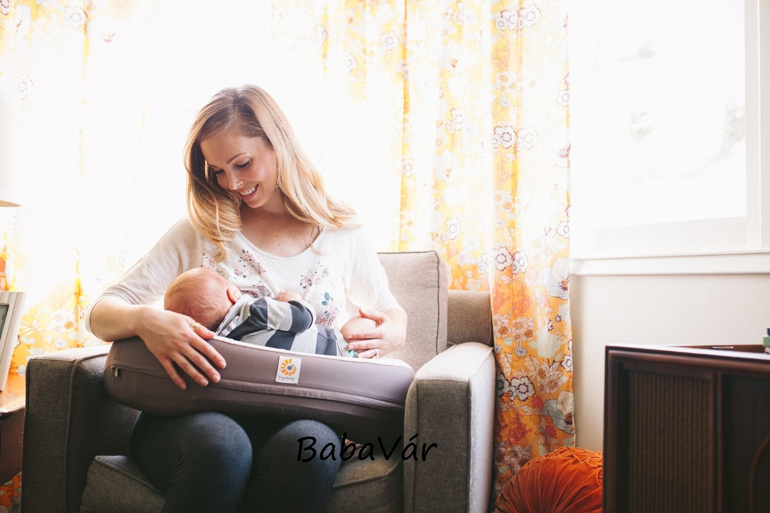 Ergobaby Curve szoptatós párna, barna Ergobaby Curve szoptatós párna, barna