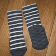 Sterntaler szürke csíkos tappancsos zokni