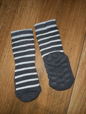 Sterntaler szürke csíkos tappancsos zokni